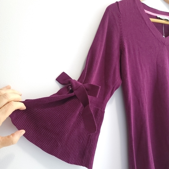 Isaac Mizrahi Live  V Neck Sweater with Bell  Sleeves Size XXS - Picture 3 of 12